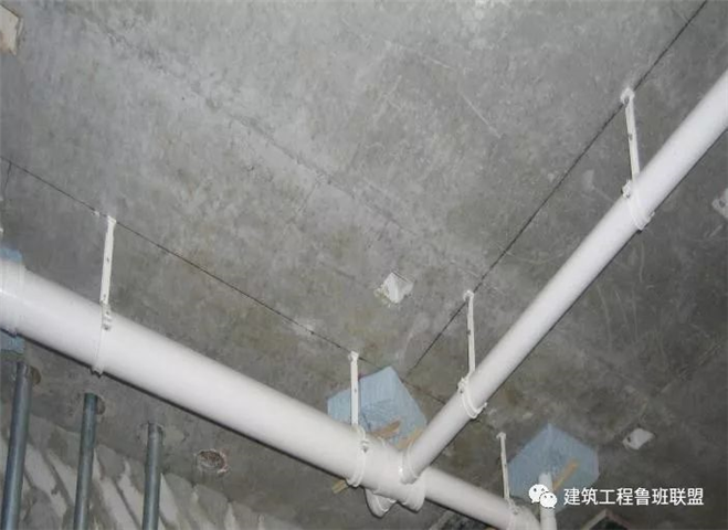 安装前,在楼板上进行弹线,确定管道走向;然后根据弹线安装管道支,吊架