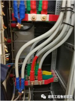 (4)配电柜进出电缆开孔使用线锯或开孔钻.电缆敷设完成后封闭.