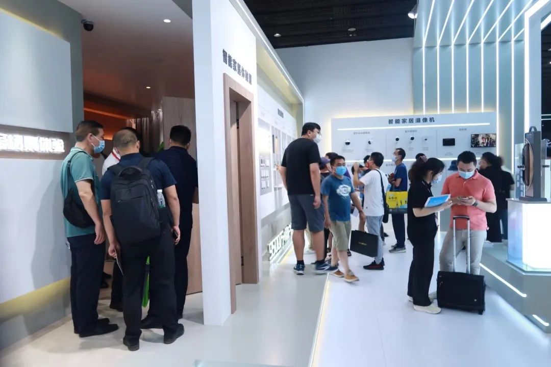 萤石携全线产品亮相广州建博会，现场招商引发加盟热潮