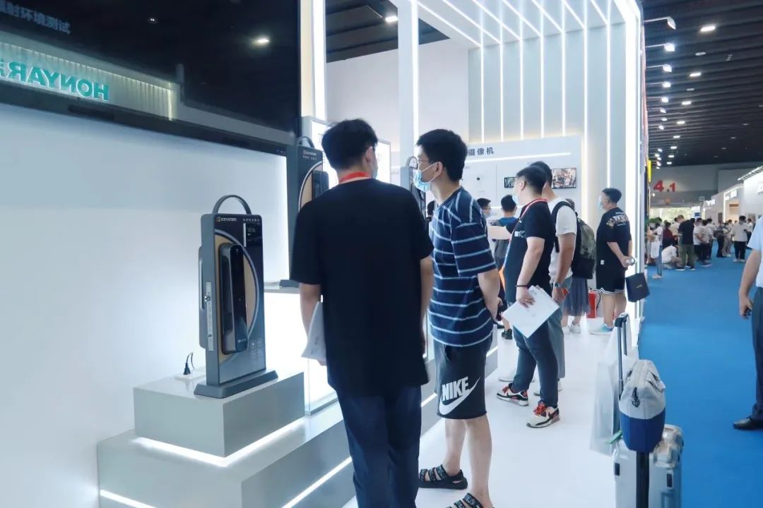 萤石携全线产品亮相广州建博会，现场招商引发加盟热潮