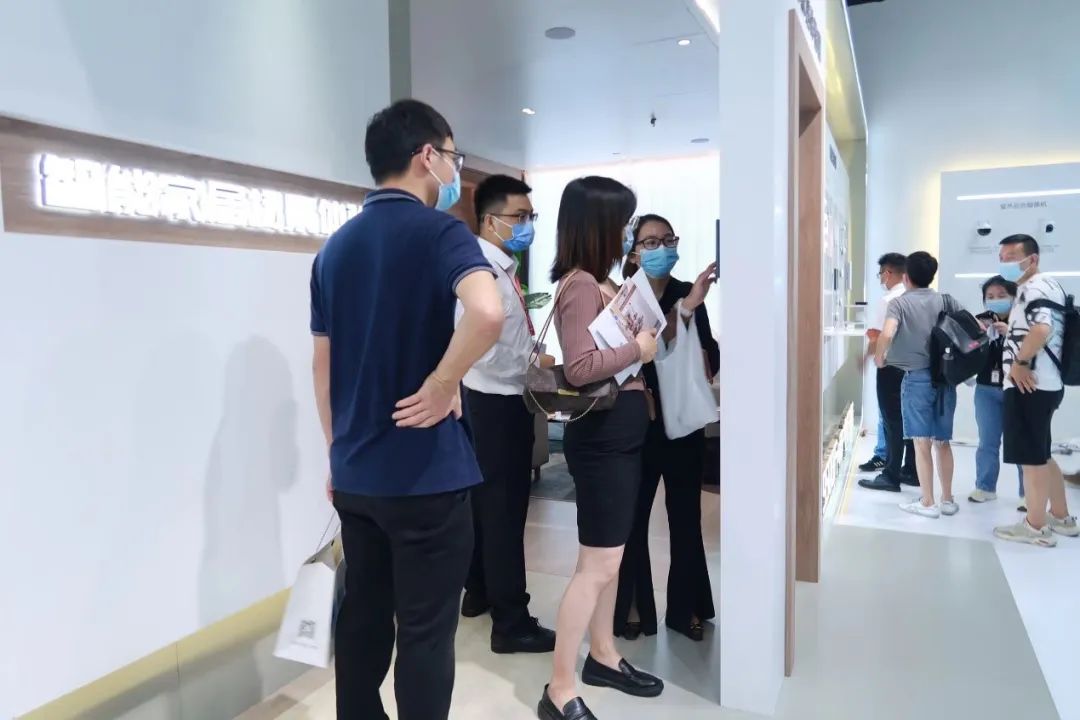 萤石携全线产品亮相广州建博会，现场招商引发加盟热潮