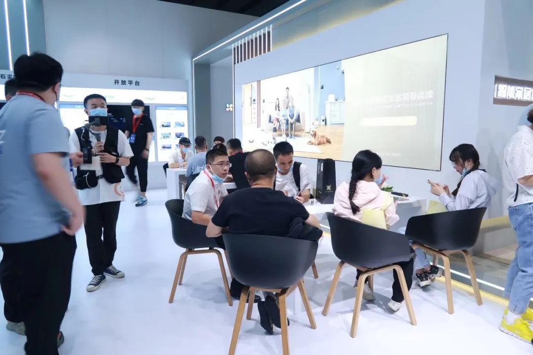 萤石携全线产品亮相广州建博会，现场招商引发加盟热潮