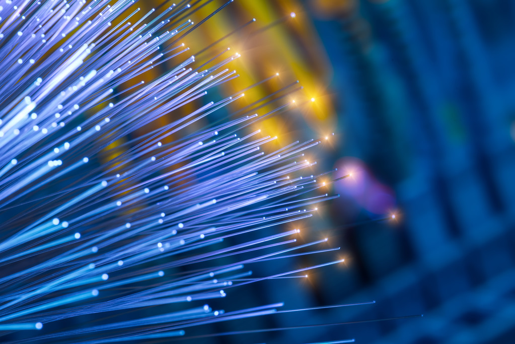 突破性的光纤创造了新的数据传输速度记录