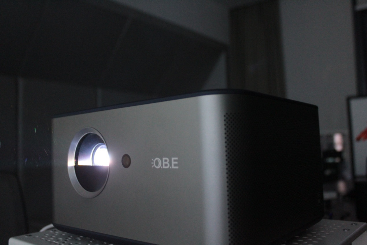 这得益于机身两侧搭载的音响,是由著名音响厂家jbl量身打造,双向被动