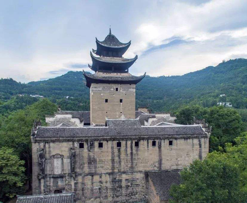 古代望楼在最近很火的《长安十二时辰》一剧中,第一集中的望楼让网友