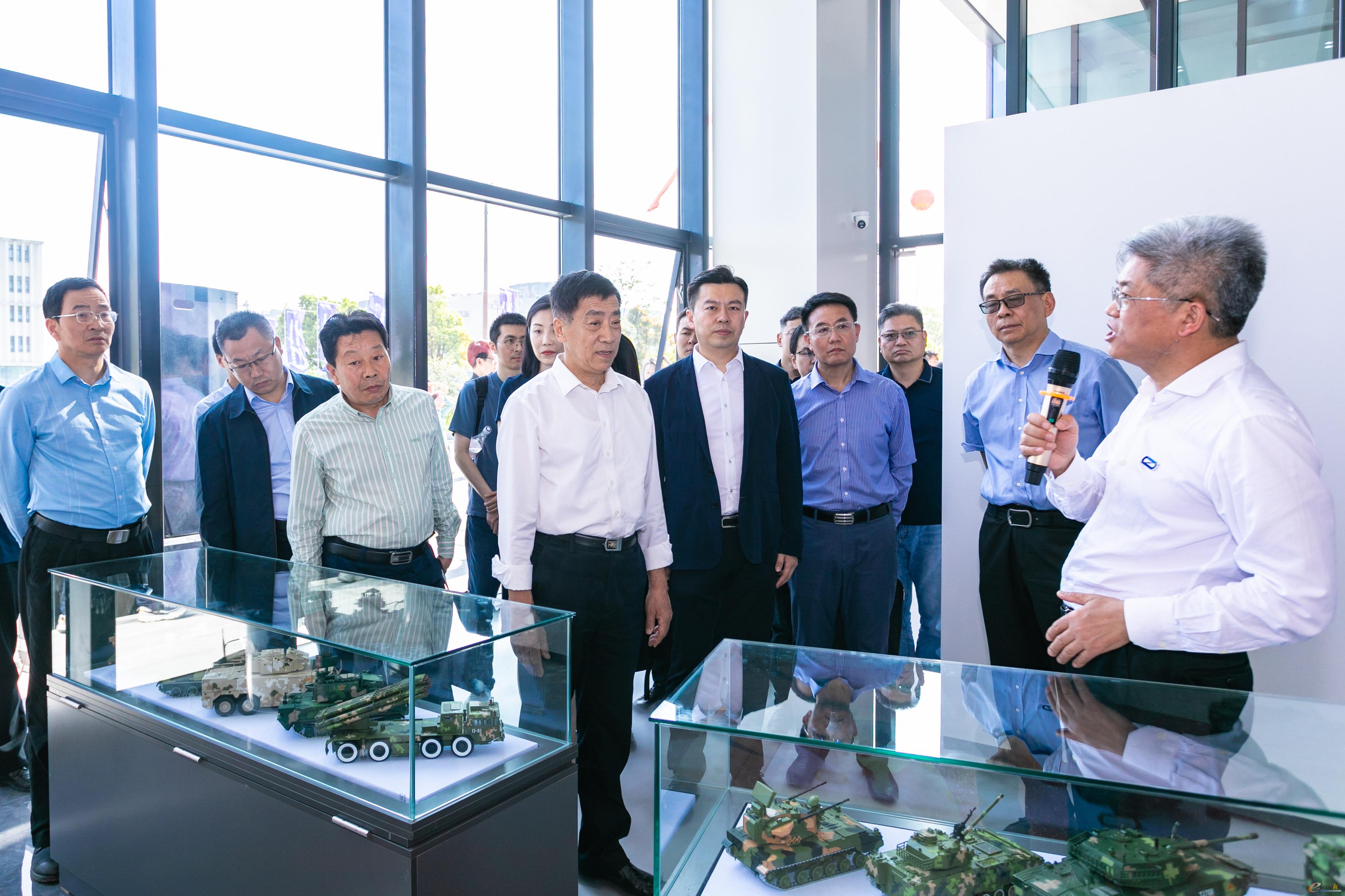图:参观历史展毛明院士工作站暨智能无人装备产业创新中心总经理范