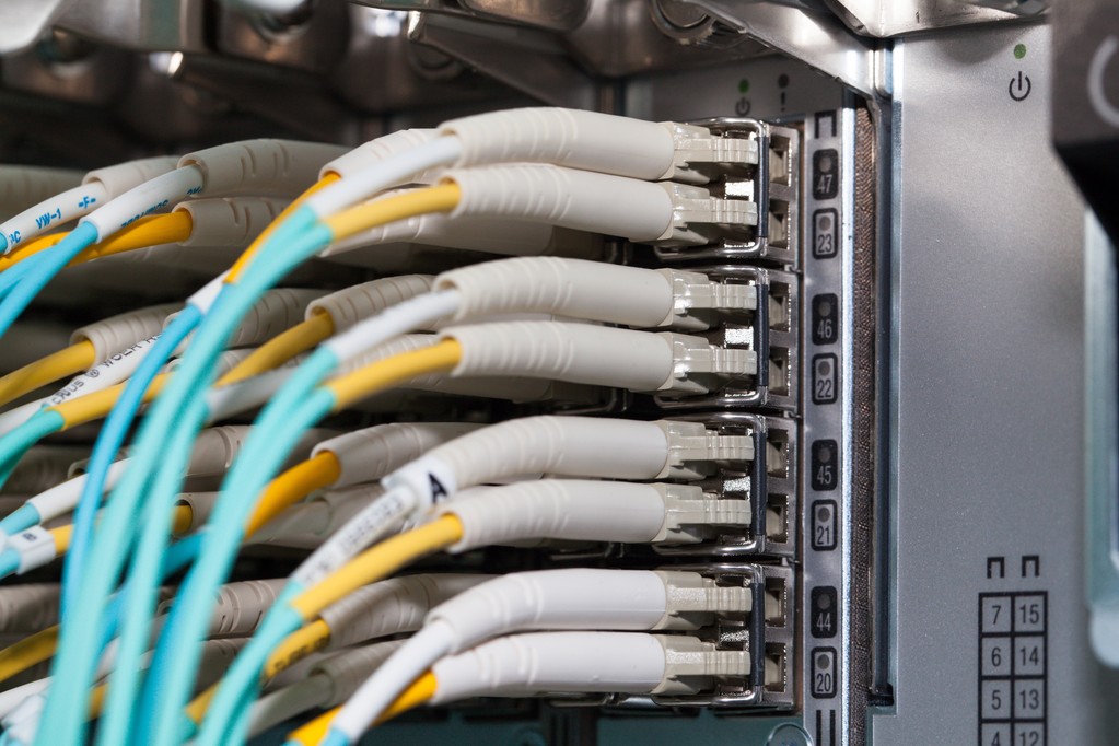 如何计算和减少网络中的光纤损耗？