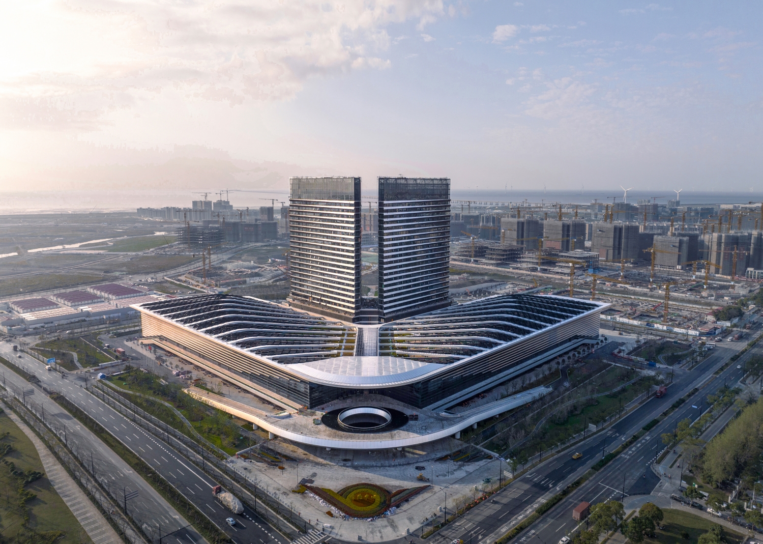 智启未来,abb数智赋能临港创新科技新地标