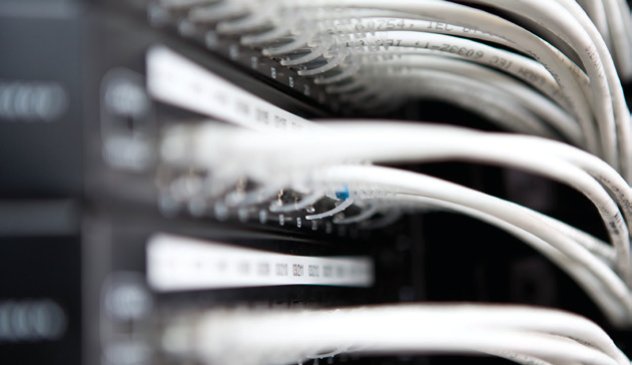 西蒙为特斯拉打造高级网络基础设施解决方案