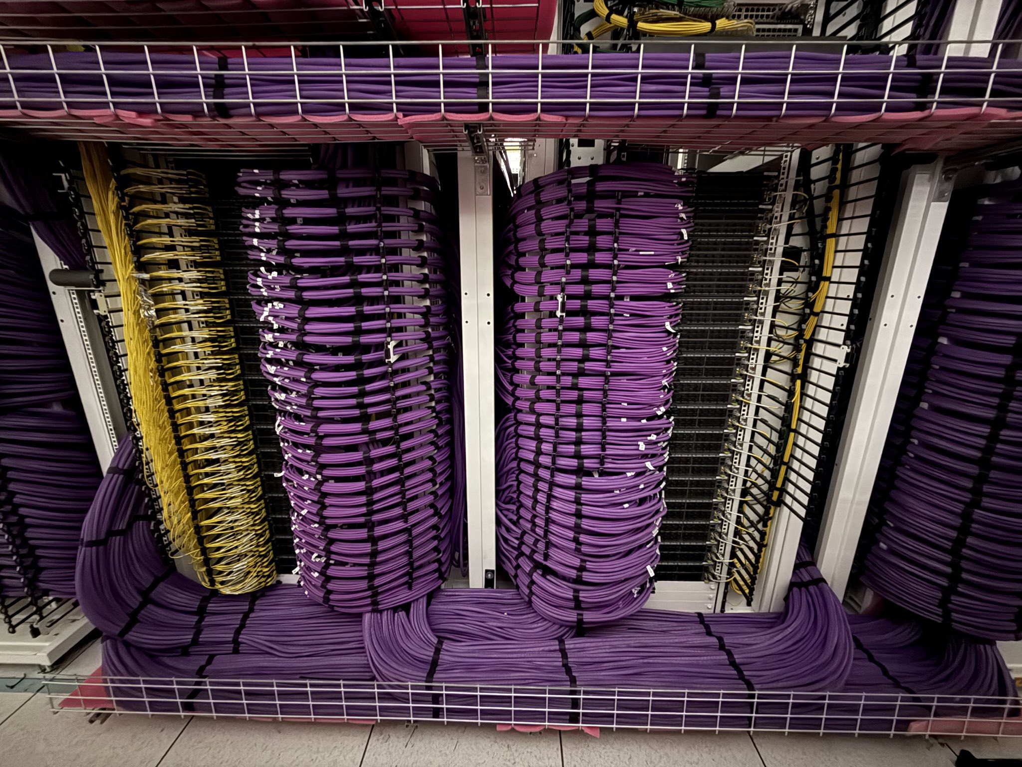 马斯克发布人工智能数据中心Colossus 2内部布线照片 马斯克发布人工智能数据中心Colossus 2内部布线照片