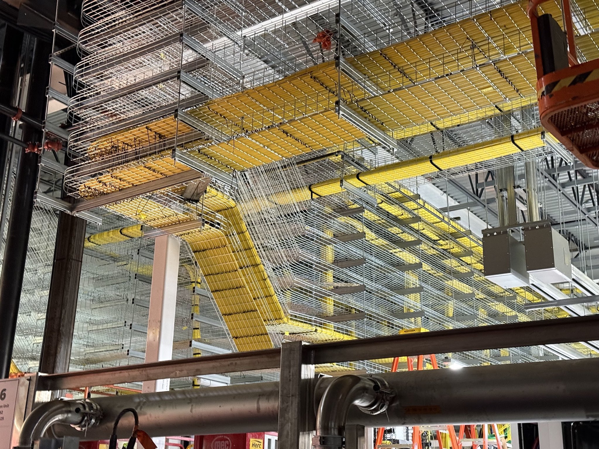 马斯克发布人工智能数据中心Colossus 2内部布线照片 马斯克发布人工智能数据中心Colossus 2内部布线照片