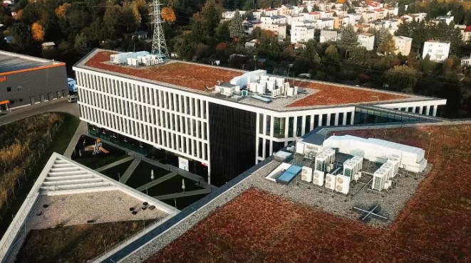 美的楼宇科技助力波兰办公楼打造定制化暖通系统，重塑现代办公环境