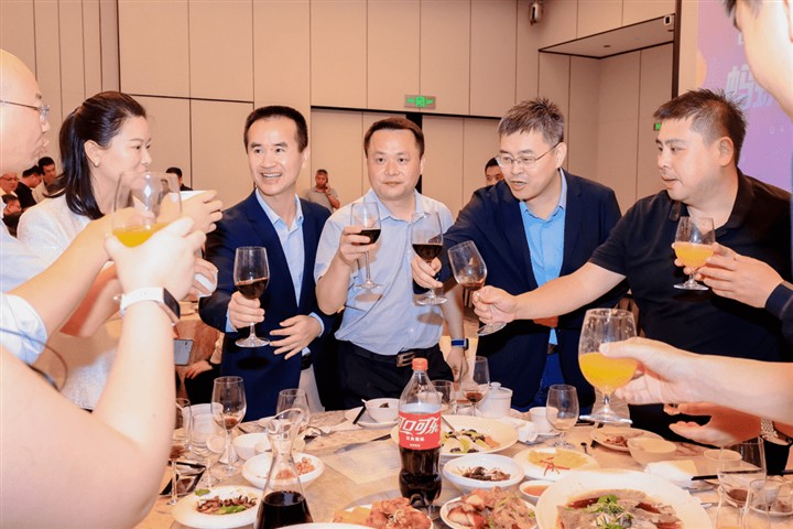 750+大咖齐聚一堂,感受AI硬件最新浪潮 750+大咖齐聚一堂,感受AI硬件最新浪潮
