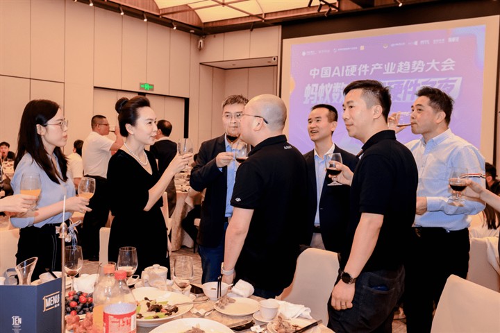 750+大咖齐聚一堂,感受AI硬件最新浪潮 750+大咖齐聚一堂,感受AI硬件最新浪潮