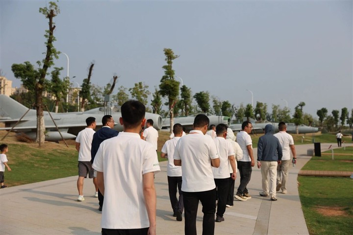 弘扬建军精神,打造新的“欢联铁军” | ENJOYLink欢联2026年党建活动在南昌顺利举办 弘扬建军精神,打造新的“欢联铁军” | ENJOYLink欢联2026年党建活动在南昌顺利举办